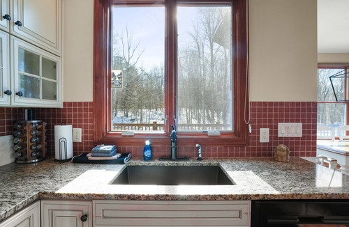 South Bloomingville Cabin | All Seasons Lodge | Hocking Hills, Hot Tub, Pond