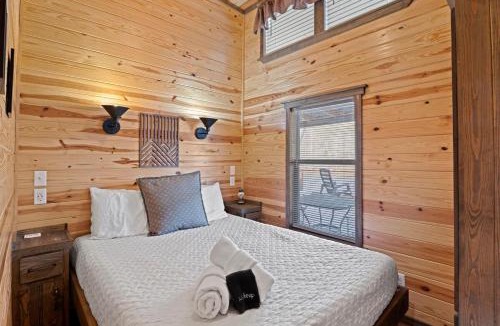 Dillsboro House | All Tuckered Out - Riverfront Cabin, Fish, Hike & 5 Minutes to Sylva!