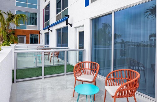 Poinciana Park Hotel | Aloft by Marriott Fort Lauderdale Airport