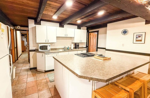 Upson Ski Chalet | Alpenhaus Lower ~ Whitecap Ski Village!