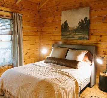 Bowen House | "Alpine Hills" Cozy Hideaway RRG Cabin w/Hot Tub