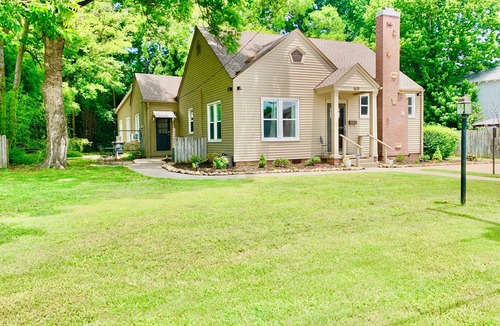 Searcy House | Alumni House,1 bedroom apartment right beside Harding University no cleaning fee