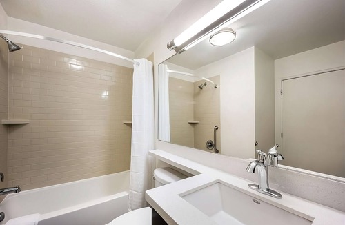 Bryant Pattengill West Hotel | Always a Great Idea To Unwind! Close to Lake Forest Golf Club, Pet-Friendly!