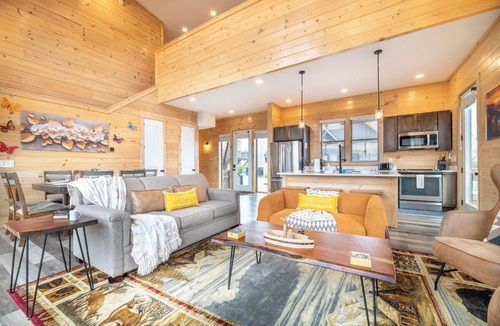 Sevierville Cabin | Amazing 3BD Cabin w/LAKE Views! Theater + Hot Tub
