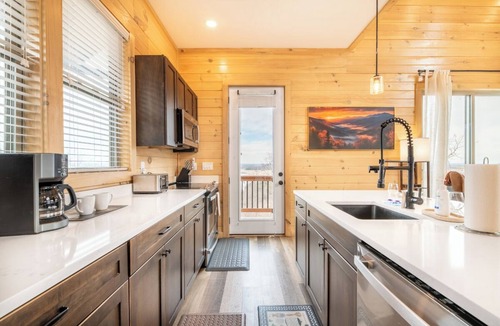 Sevierville Cabin | Amazing 3BD Cabin w/LAKE Views! Theater + Hot Tub