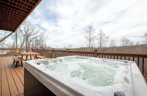 Sevierville Cabin | Amazing 3BD Cabin w/LAKE Views! Theater + Hot Tub