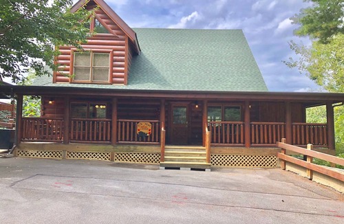Sevierville Cabin | Amazing Cabin, Resort with Indoor/Outdoor Pool, Mountain View,Hot Tub,Mini-Golf