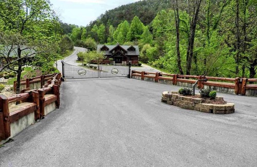 Sevierville Cabin | Amazing Cabin, Resort with Indoor/Outdoor Pool, Mountain View,Hot Tub,Mini-Golf