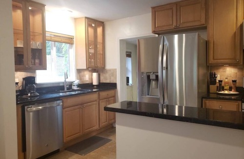 Annandale House | Amazing Escape - 4 BEDS, 3 BEDROOMS, Private Deck near DC