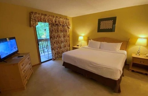 Sapphire Resort | Amazing Getaway! 2 Comfortable Units, 3 Pools, Free Parking