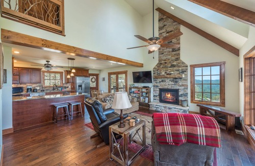 Bakersville Cabin | Amazing Mtn Views, Stunning Sunsets, Fire Pit, Gas Logs, Private, Grill, WiFi!