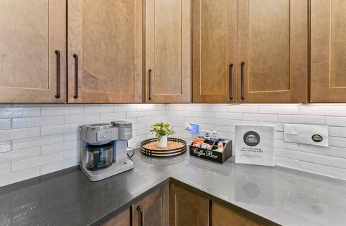 Old City Apartment | Amazing Rooftop Patio Overlooking Gay street