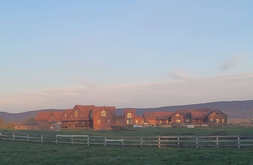 Kabletown Cabin | Amazing Spacious Log Cabin 15K Sq-Hot Tubs-Mountain Views