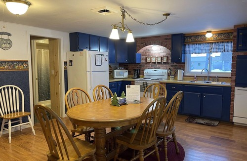 Christmas Cottage | Amazing sunsets/lake views - Near Pictured Rocks