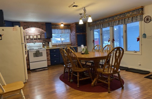 Christmas Cottage | Amazing sunsets/lake views - Near Pictured Rocks