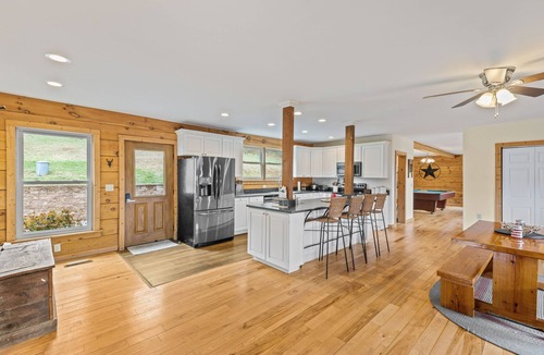 Elkton Cabin | AMAZING VIEWS! Hiking/Shenandoah ParkAccess/62 Private ACRES-4 Bedroom Suites