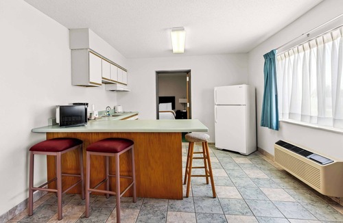 Newberry Hotel | Americas Best Value Inn Tahquamenon Country