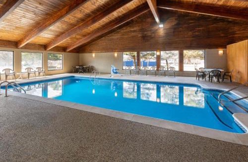 Au Sable Hotel | AmericInn by Wyndham Oscoda Near AuSable River