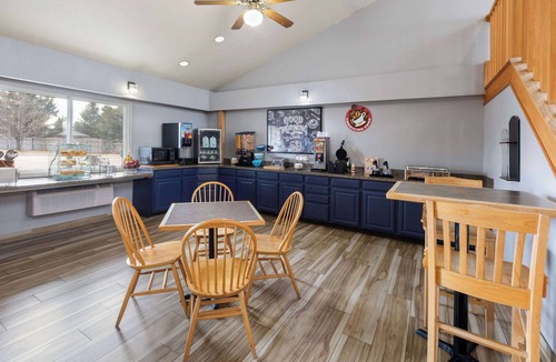 Au Sable Hotel | AmericInn by Wyndham Oscoda Near AuSable River