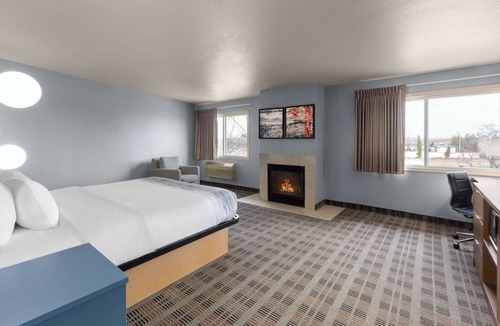 Au Sable Hotel | AmericInn by Wyndham Oscoda Near AuSable River