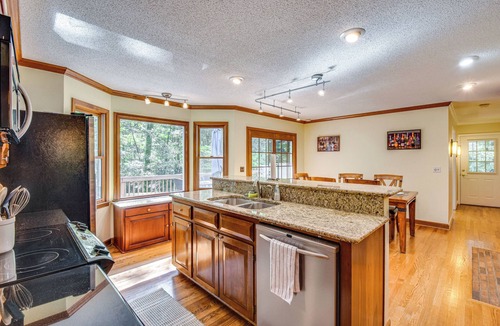 Anderson House | Anderson Retreat: Private Hot Tub & Kayaks!