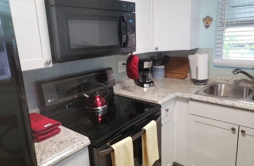 Parker Ridge Apartment | Antique Row Bungalow. Central, Comfy, Private Near Downtown, Beaches, & Parks.
