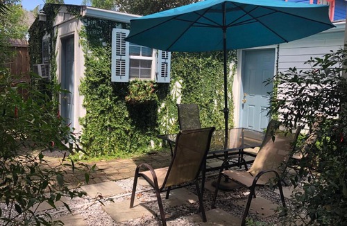 Faubourg Delachaise Hotel | Antonine Apartment Upper Garden District