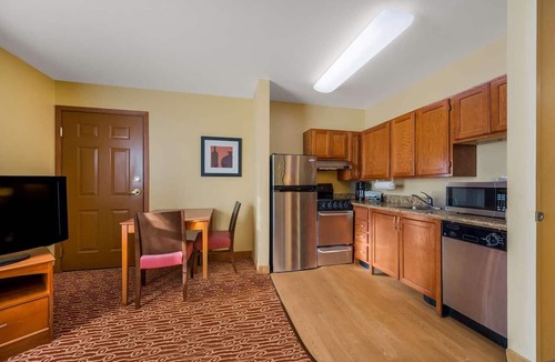 Novi Apartment | Apartment-Style Suite w/Spacious Kitchen Near Meadowbrook Lake
