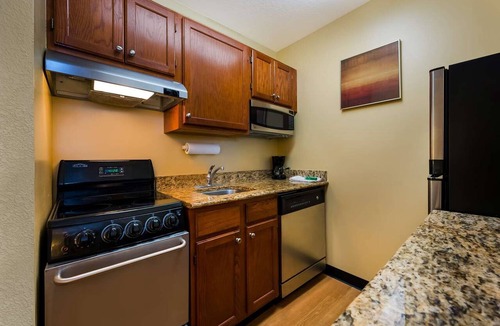Novi Apartment | Apartment-Style Suite w/Spacious Kitchen Near Meadowbrook Lake
