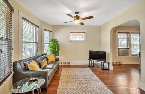 Mexicantown - Southwest Detroit Apartment | Apartment ∙ 2 bedrooms ∙ 4 guests