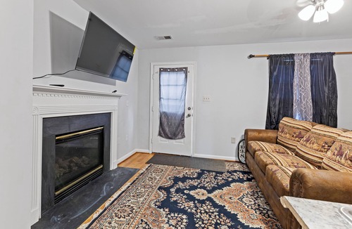 Sterling House | Apartment with garage parking Patio close IAD