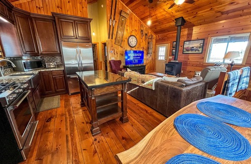 Fleetwood Cabin | Appalachian Hideaway - 3BR/2BA Hot Tub, Fire Pit, & WiFi, Near Boone!