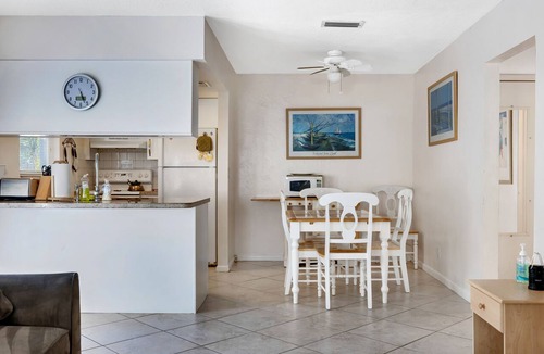 Pompano Beach Apartment | Apt#1-Charming relaxing -beautiful APT-80yard walk to the BEACH wBBQ/Patio