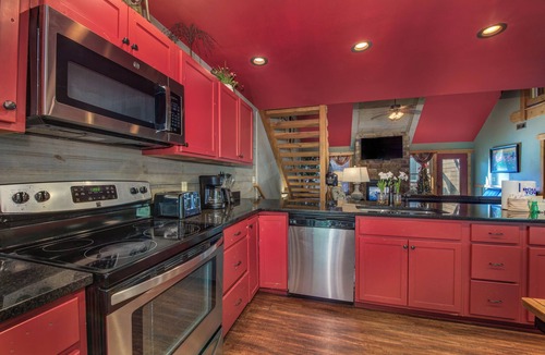 Gatlinburg Ski Chalet | Aqua Paradise – Luxury 6BR Chalet , Indoor Pool, Theater Room and Game Room
