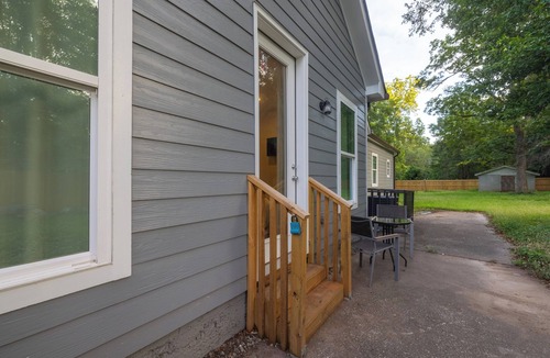 Lithonia House | Arabia Mountain Fire Pit Grill Fenced Patio 8P 3B