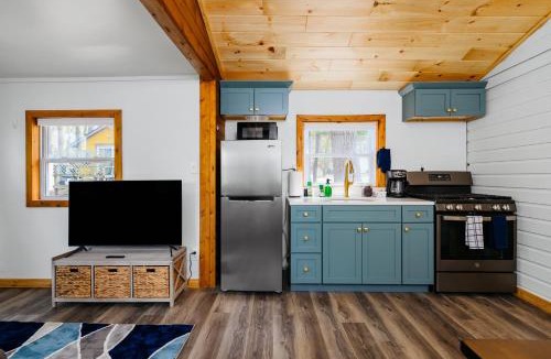 Mayfield House | Arbutus Lake Cozy Cabin-Pontoon Rentals Available