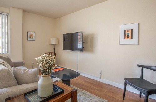 Downtown West Apartment | Arch, Dome, Dtown | Free Parking + Rooftop | Zencity