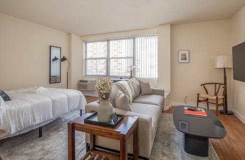 Downtown West Apartment | Arch, Dome, Dtown | Free Parking + Rooftop | Zencity