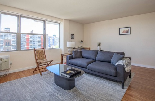 Downtown West Apartment | Arch, Dome, Dtown | Free Parking + Rooftop | Zencity