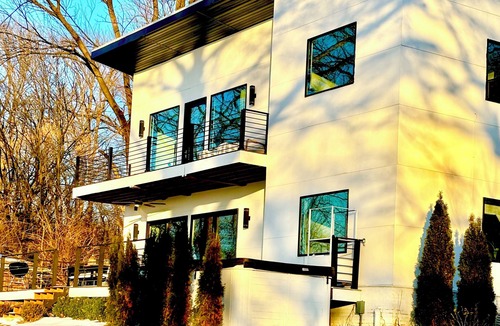 Caseyville House | Arch View Luxury Home:Private Pool,Hot-tub,Sauna.Free Wine&Brkfst.5 min from STL