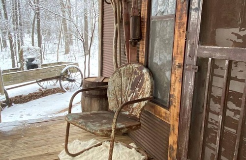 Berryville House | Arkansas Adventure Awaits: Cabin with Hot Tub and Riverfront Charm