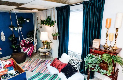 Cape Girardeau Apartment | Artistic and Creative Vibe with Indoor Swing 2 Blocks to Downtown & near SEMO