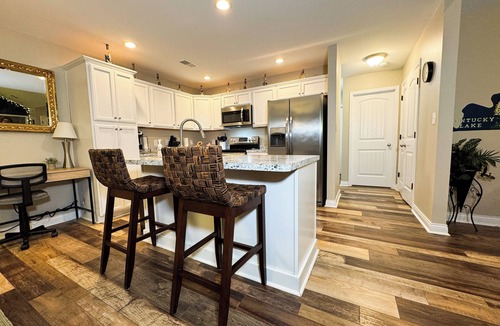 Richmond House | Artsy KY-Themed Richmond Gem: Sleeps 8, Centrally Located & 5 mins from Kayaking