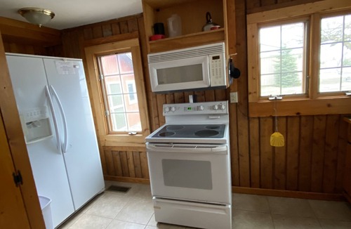 Tawas City Cottage | (Aspen Cabin) Charming 3 Bedroom Cottage on the Lake - Waterfront - Pets OK