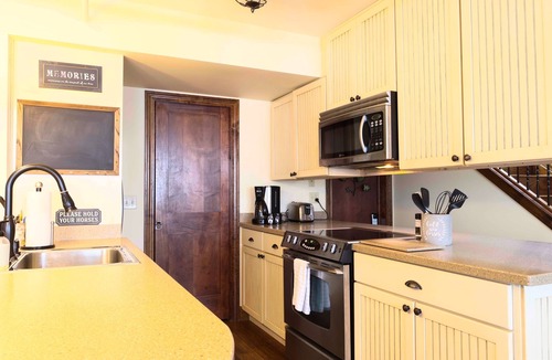 Mackinac Island Condo | Astor Street 3BR Condo