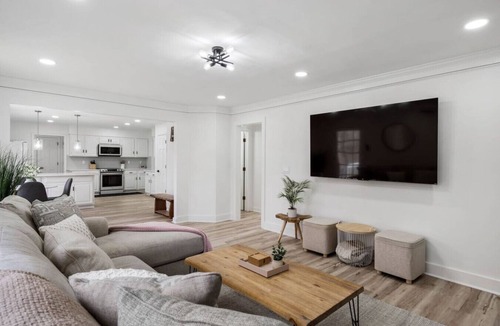 Decatur House | Atlanta Luxury Chateau (6 Bedrooms and Game Room)