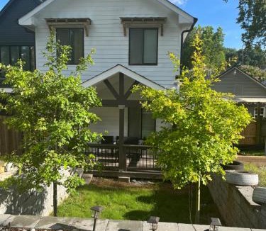 Summerhill House | Atlanta Unit 2 Room 2 - Peaceful Weekend Getaway Private Bedroom & Bathroom