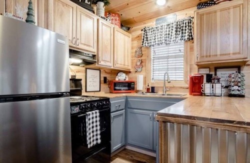 Dawsonville Cabin | Auraria Woods Hideaway-Dog friendly-Fenced- 2.2 miles from Lily Creek Farm