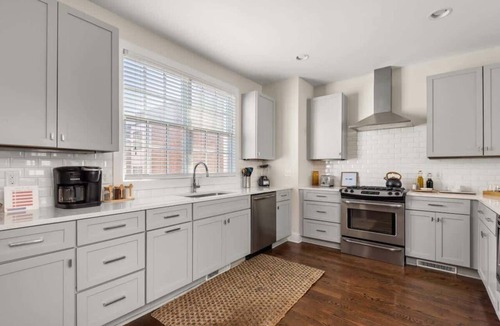 Edgehill Villa | Aurora: Rooftop, Grill + Skyline Views near Gulch