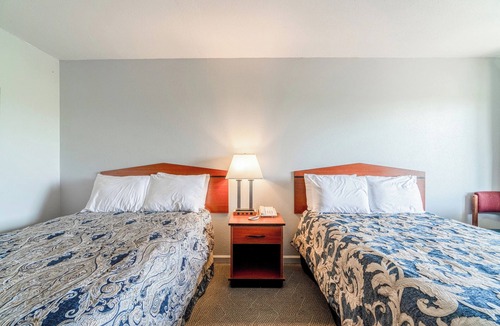 Aurora Hotel | Aurora’s Hidden Gem: Stay Near Shops, Nature Spots & Classic Midwestern Vibes